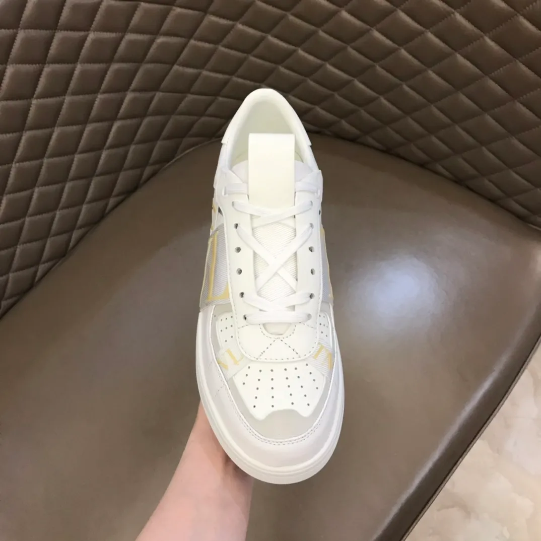 p440 "Valentin*" new spring and summer calfskin lace-up sneakers. No man should be able to refuse these shoes. The classic color scheme is so handsome! Purchase a high-precision replica of the original version to instantly sell off the market currency! 6 VLTN logo rubber effect straps - Valentino Garavani Logo printed on the back and tongue, all materials are customized to ensure quality! Size: 38-44